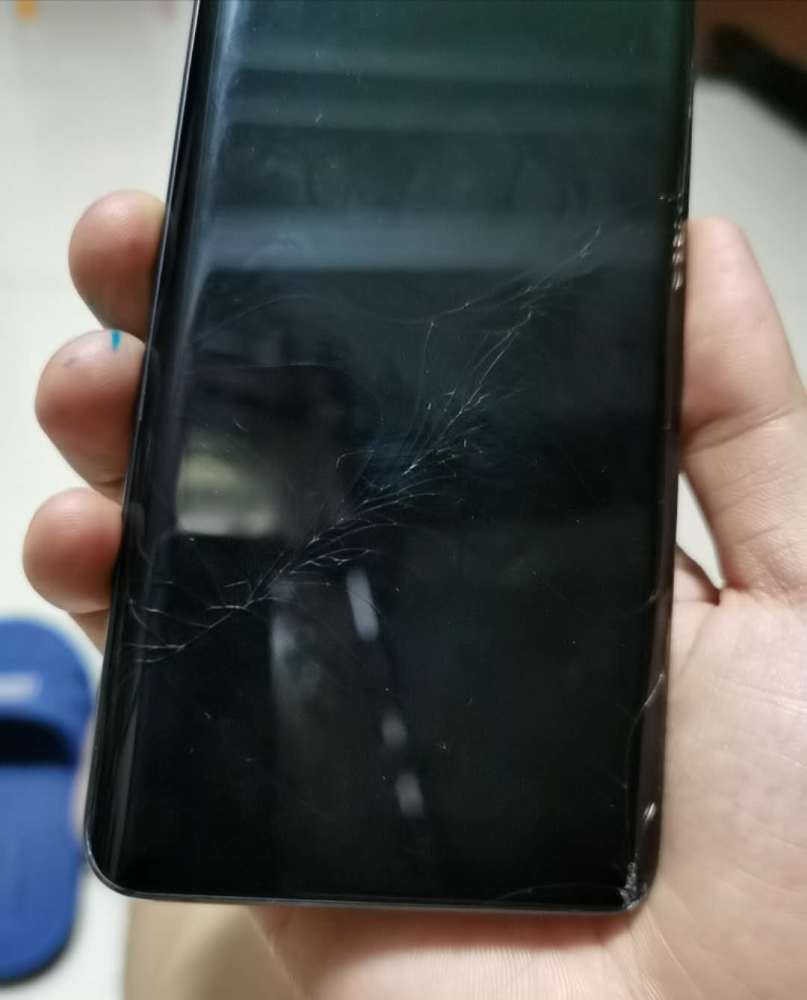 朋友的手机摔碎了,喜欢拍照选荣耀还是oppo?