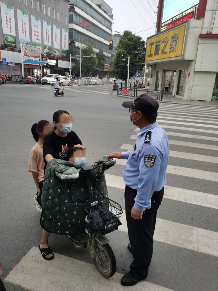 现场处罚!邳州交警严查电动车违法载人!重点查处这些行为