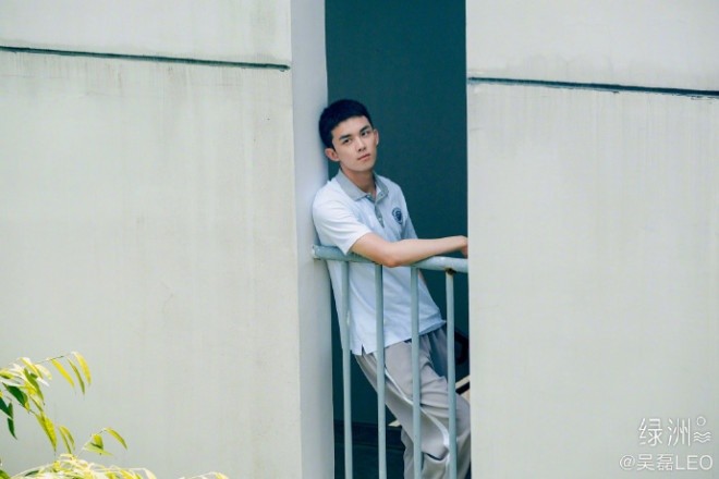吴磊路小北造型写真留寸头穿校服校草本草