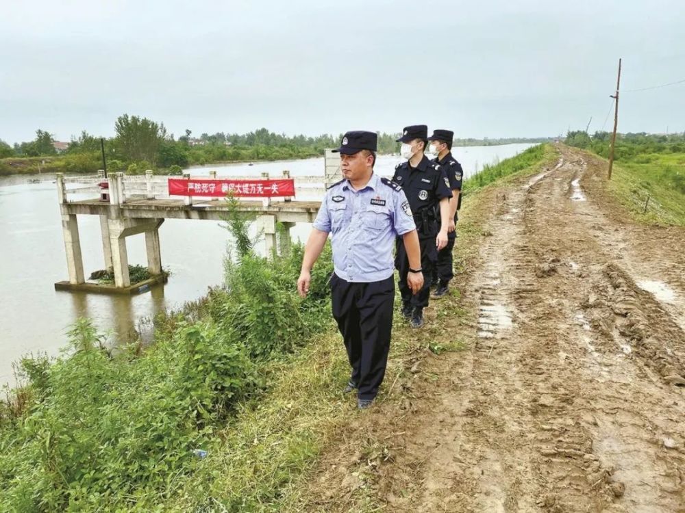 武汉新洲军转民警带队 通宵运沙袋堵管涌