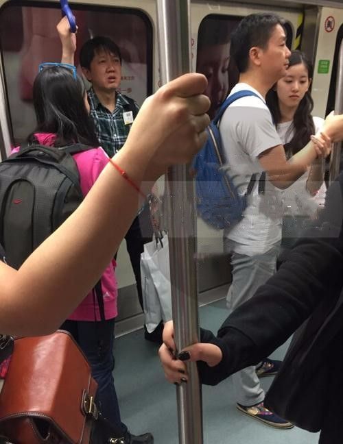 章泽天坐地铁穿的朴素,素颜照也不再清纯,就是一个普通人!