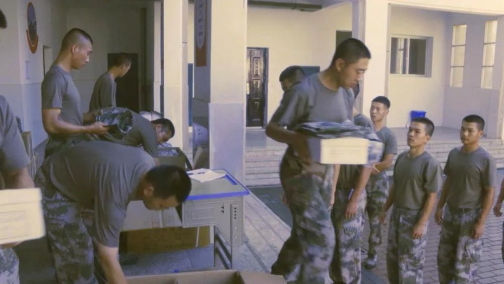 【人民至上 子弟兵全力投入抗洪抢险】暖心保障 新被装陆续送抵抗洪一线