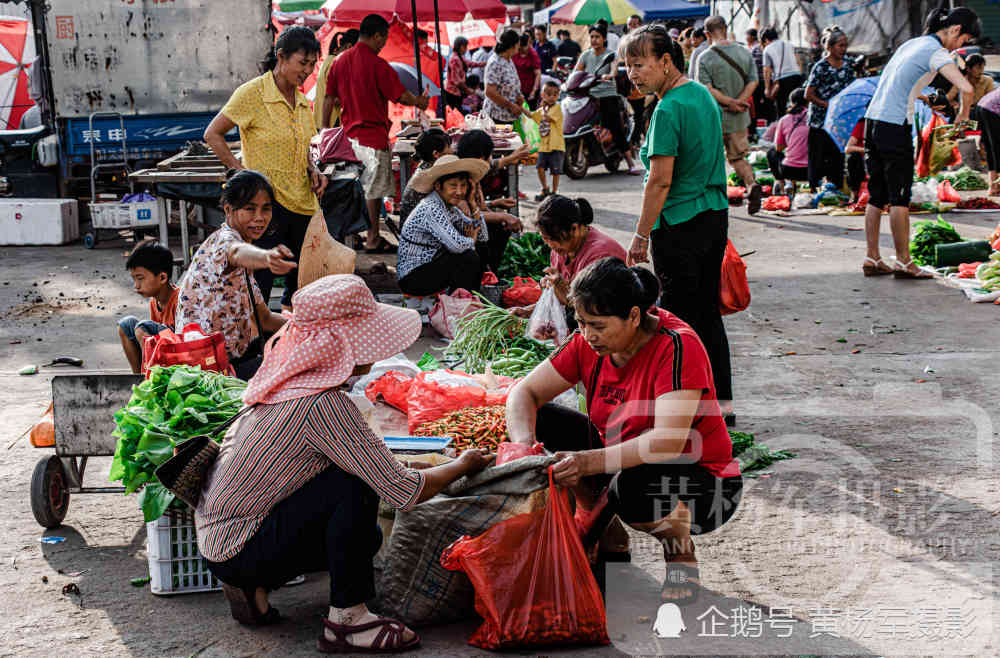 韶关南雄市乌迳镇的繁华集市,粤北农村人的赴圩日,景象非常热闹