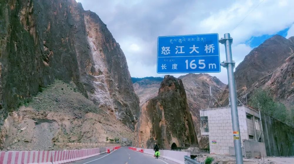 骑行川藏线d15,怒江大桥有一座特殊的桥墩!