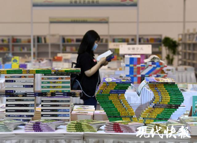 中国出版集团展区,还没进展区," 书塔 " 堆放的造型就吸引了 " 书虫