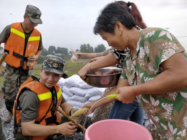 抗洪抢险风雨共渡,人间苦海你们勇敢前进,向你们致敬,深深的道一声