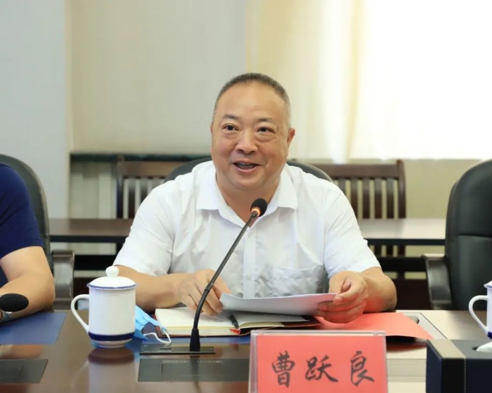 座谈现场黄有光对考察组一行表示热烈欢迎曹跃良书记一