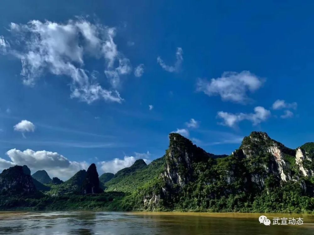 五马拦江一带连绵的青山,在黔江的倒影下,显得格外壮观.