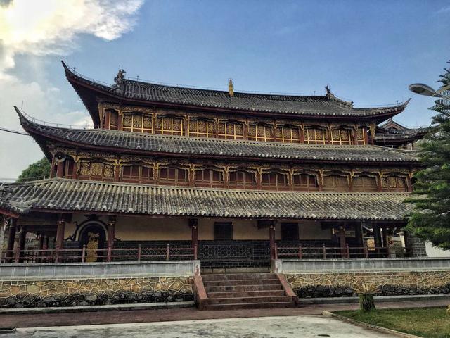 云南三大古建筑之一,殿前竟有两条