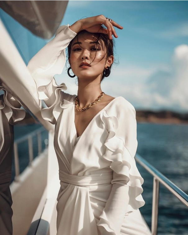 张宝儿比基尼婚纱中门大开,性感十足!