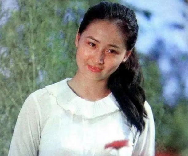 这个张艺谋口中的性感尤物,就是中国内地女演员——于莉.