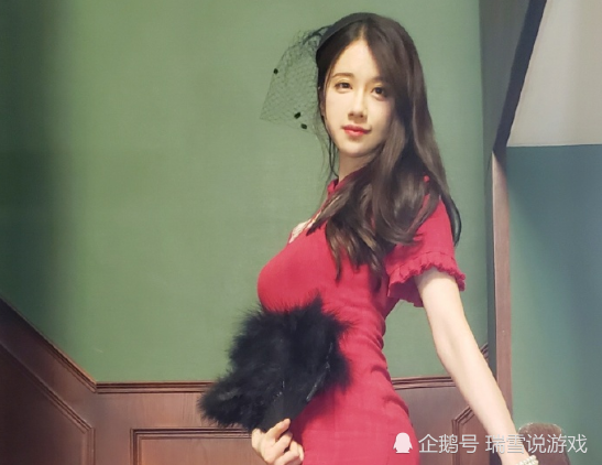 选红还是选白轩子巨二兔晒出旗袍照随后给了两个选择