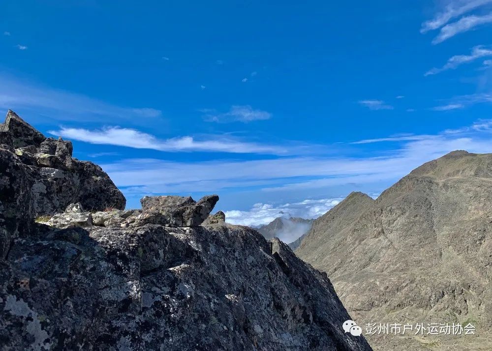 吹响强驴集结号彭州户外登山协会20余人成功登顶太子城