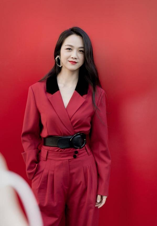 40岁汤唯终于露面了！怼脸素颜照依旧是女神，黑眼圈藏不住气质神韵