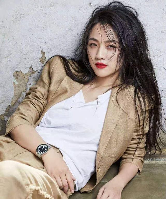 40岁汤唯终于露面了！怼脸素颜照依旧是女神，黑眼圈藏不住气质神韵