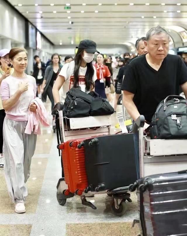 40岁汤唯终于露面了！怼脸素颜照依旧是女神，黑眼圈藏不住气质神韵