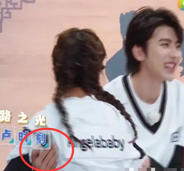 她是唯一被蔡徐坤主动抱起来的女生,连避嫌都忘了,粉丝却没资格酸