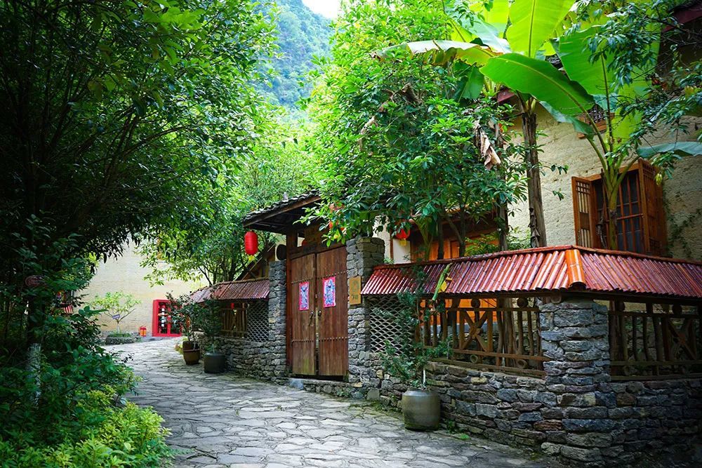 全国十强"的奋斗目标 泥巴酒店 泥巴酒店位于歌娅思谷景区内 房屋由