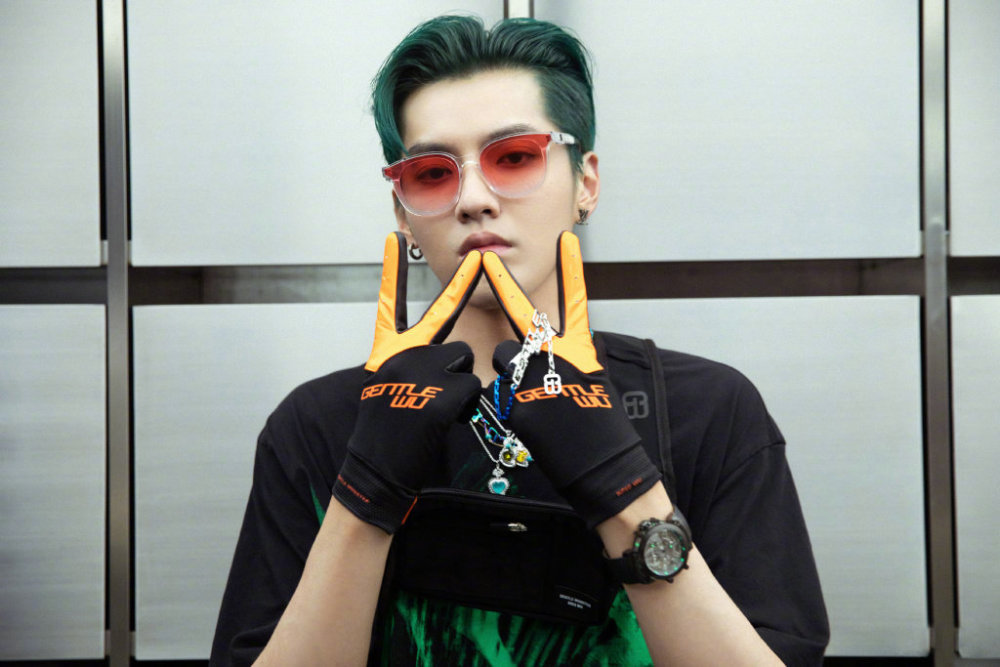 吴亦凡新发型：绿毛短发超精神！