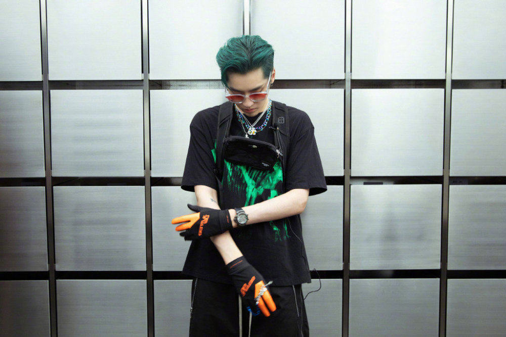 吴亦凡新发型：绿毛短发超精神！