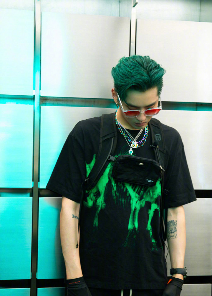 吴亦凡新发型：绿毛短发超精神！