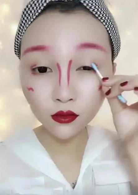 美女挑战一支口红完成全脸妆容，开局：小学生水平，看到成品：颠覆三观！
