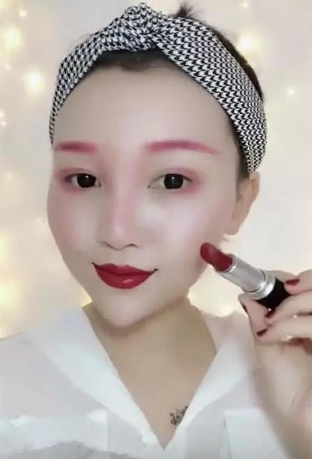 美女挑战一支口红完成全脸妆容，开局：小学生水平，看到成品：颠覆三观！