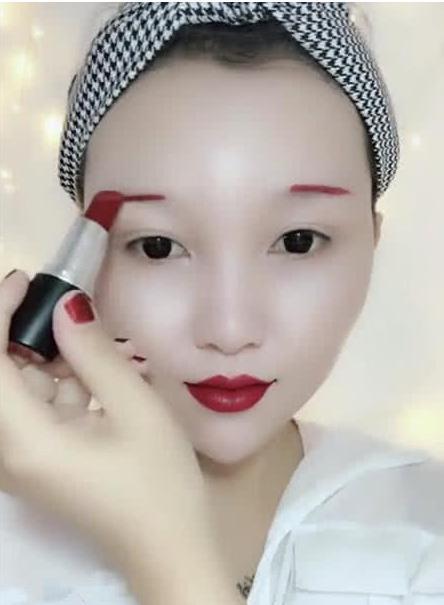 美女挑战一支口红完成全脸妆容，开局：小学生水平，看到成品：颠覆三观！