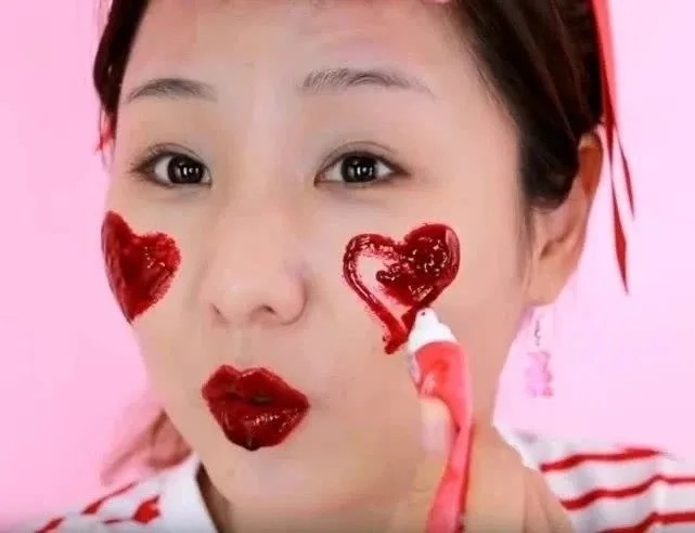 美女挑战一支口红完成全脸妆容，开局：小学生水平，看到成品：颠覆三观！