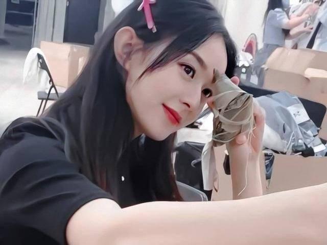 Dior云成衣秀！赵丽颖露美背硬核秒杀杨采钰张雪迎，baby新发色超美
