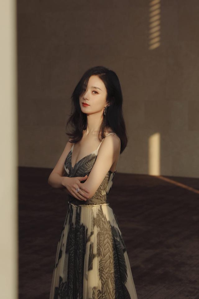 Dior云成衣秀！赵丽颖露美背硬核秒杀杨采钰张雪迎，baby新发色超美