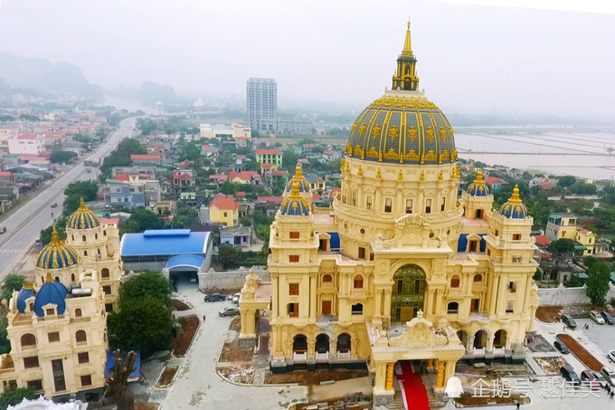 越南宁平省土豪价值万亿盾的超级豪宅(黄色的"城堡")   来源:thien