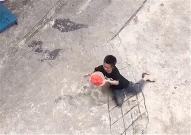 "暴躁男孩"抱着西瓜跑,脚下一滑摔一跤,起来后的动作让人揪心