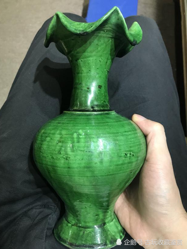 瓷器鉴赏:绿釉花口瓶