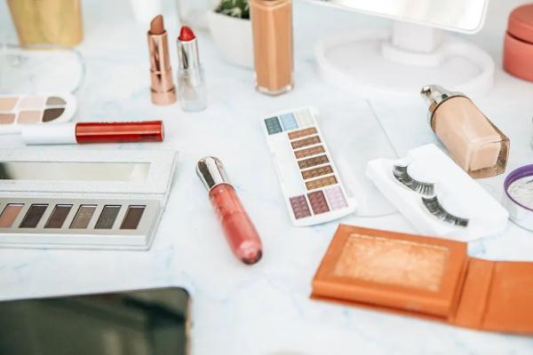 疫情期间英国流行“口罩妆”，假睫毛成热销品