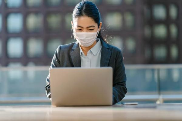 疫情期间英国流行“口罩妆”，假睫毛成热销品