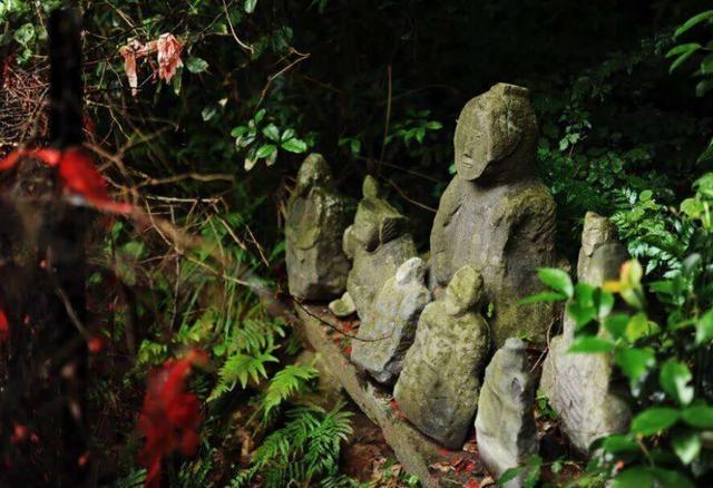 湖南"鬼崽岭"走红,一场大雨冲出"诡异"石像群,规模赶超兵马俑