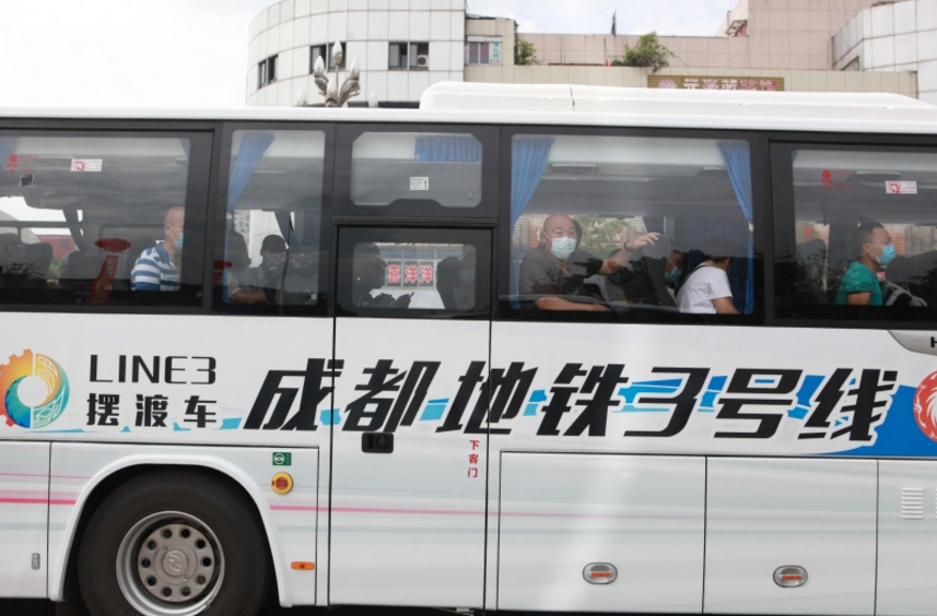 德阳-成都地铁3号线摆渡车通行,全程6元50分钟.(图据 成都日报)