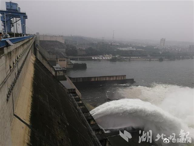 湖北 丹江口水库今年首次开闸泄洪