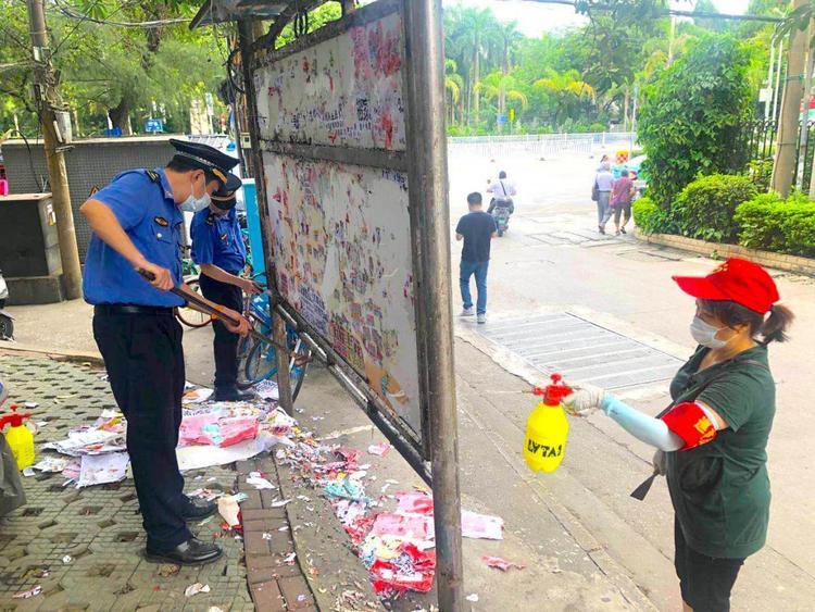 创城服务志愿者在清理乱张贴的小广告 供图 南宁市青秀区城市管理综合