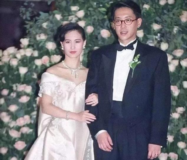 1991年,何超琼带着家族的使命嫁入了和何家平起平坐的许家,她嫁的人是