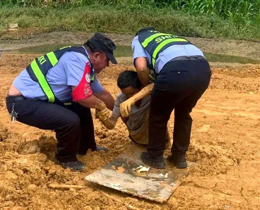 保洁员陷入泥浆危在旦夕辅警及时救援转危为安