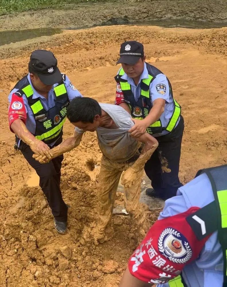 保洁员陷入泥浆危在旦夕 辅警及时救援转危为安