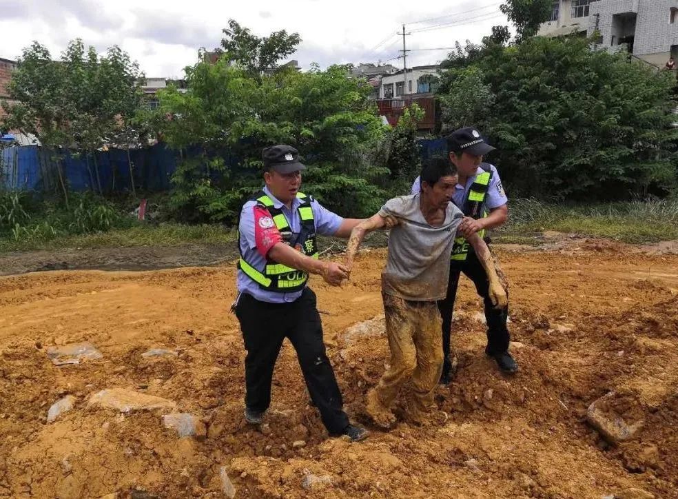 保洁员陷入泥浆危在旦夕辅警及时救援转危为安
