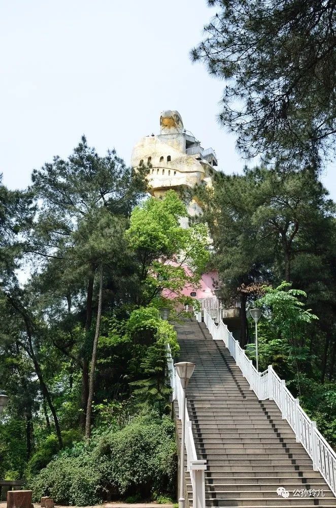 在重庆爬山,是去歌乐山好还是南山好呢?谁知道?