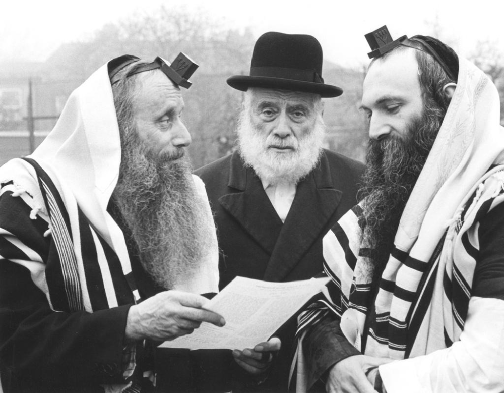身着传统服饰和现代服装的犹太人