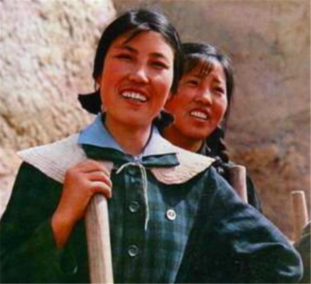 前言 年轻时的"铁姑娘" 郭凤莲,1947年生于山西昔阳县离大寨村不远的