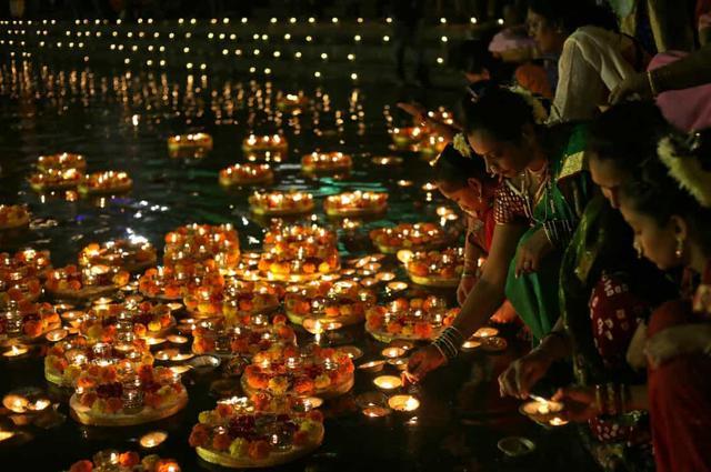 印度有一个宗教节日排灯节,人们到了晚上聚集在一起点燃蜡