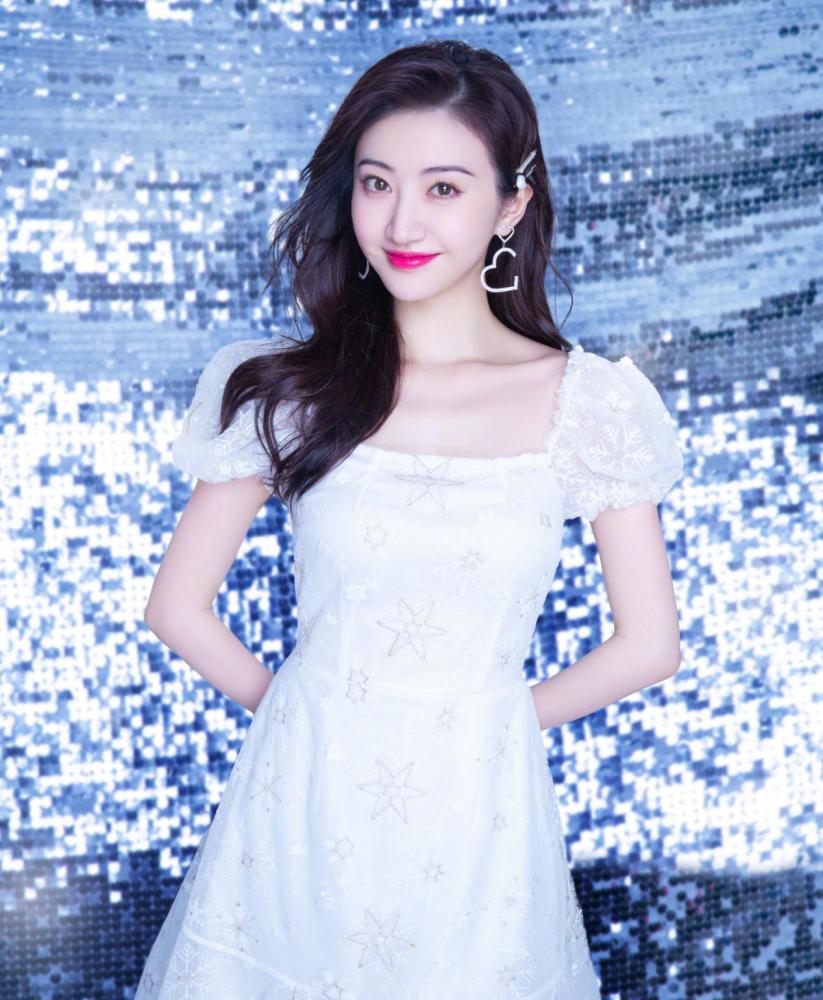 景甜高调晒生日美照！红色薄纱裙展现白皙雪肌，人如其名又甜又美
