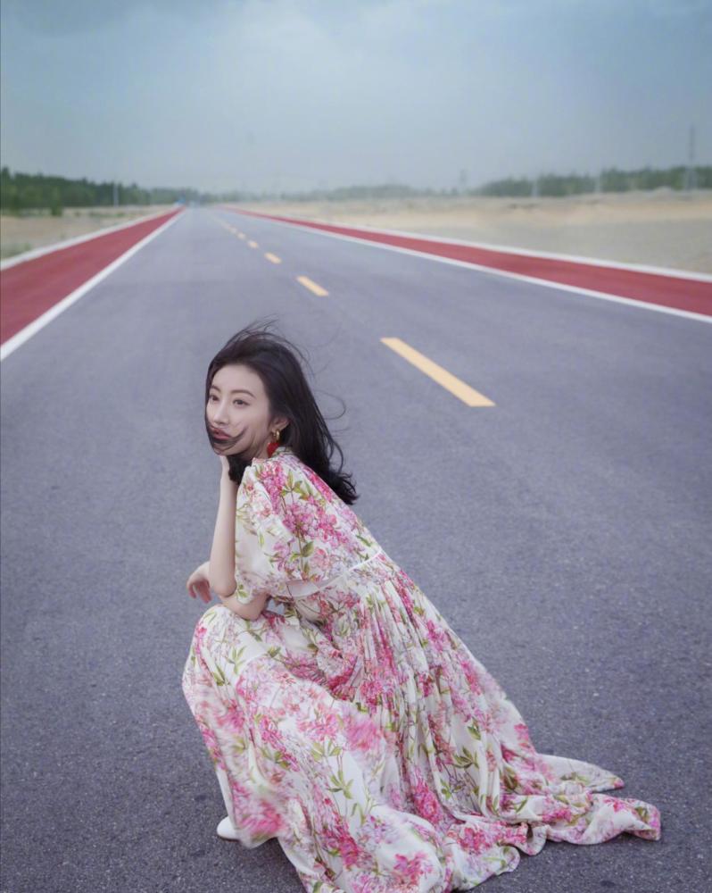 景甜高调晒生日美照！红色薄纱裙展现白皙雪肌，人如其名又甜又美
